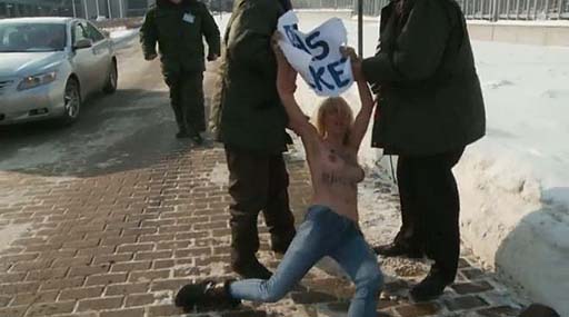 Активистки FEMEN протестовали топлес возле штаб-квартиры «Газпрома»