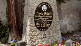 В Австрии с могилы родителей Гитлера сняли надгробие