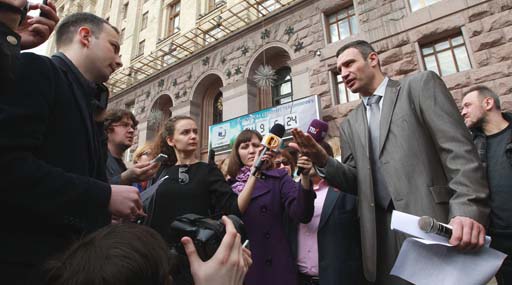 Віталій Кличко: Київська влада повинна прибрати охоронні кордони від людей