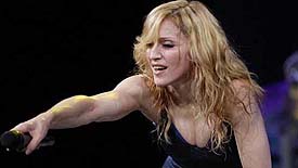 Мадонна на концерте шокировала публику вопросом о наркотиках