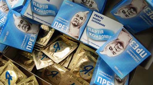 Активістів ЧорКому і КУПРу затримали за розповсюдження презервативів із зображенням Януковича