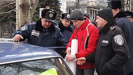 Листівки з Януковичем - правозахист, а не політика