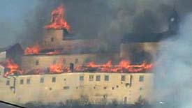 В Словакии вместе с травой случайно сожгли замок XIII века - видео