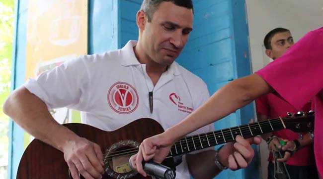 ​Киев остается с дырявыми теплосетями, а мэр играет на гитаре