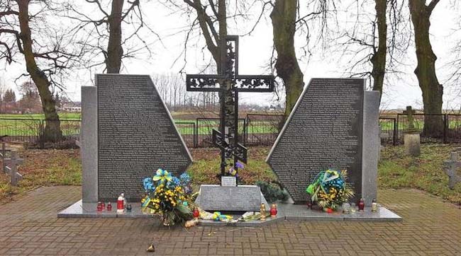 ​Українці та поляки вшанували пам'ять жертв мирних українців, убитих у Сагрині 75 років тому