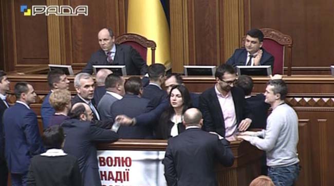 В парламенте продавили скандальный закон о «партийной диктатуре»