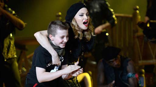 Российские СМИ заподозрили у сына Мадонны онкологическое заболевание