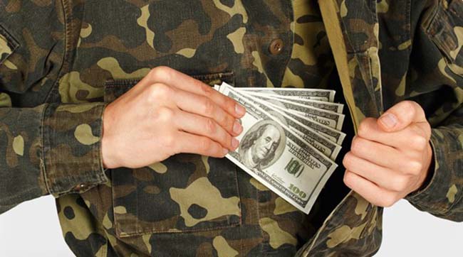 У столиці затримано заступника військового комісара на хабарі у 1500 доларів