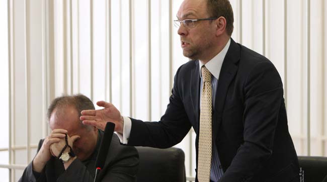 Власенко порадив слідчим вивчати КПК, перед тим як давати коментарі по справі Щербаня