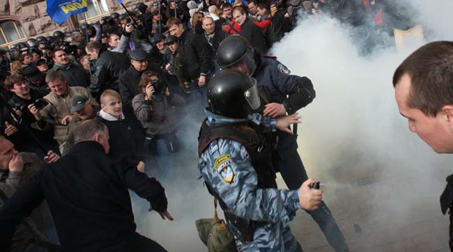 Депутати звільнили активістів, затриманих під час сутичок біля КМДА