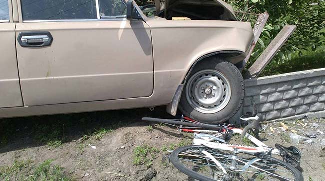Під Києвом «ВАЗ» скоїв наїзд на неповнолітню велосипедистку. Від тяжких травм дівчину врятував шолом