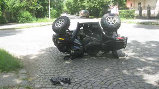 На Київщині квадроцикл в’їхав у паркан. Двоє людей в тяжкому стані опинилися у лікарні