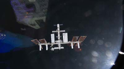 Во время выхода в открытый космос астронавты МКС не смогли заменить электрощит на поверхности станции