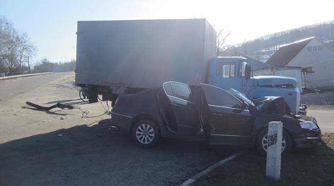 ДТП на Київщині: зіткнення іномарки з вантажівкою. Водій – у лікарні