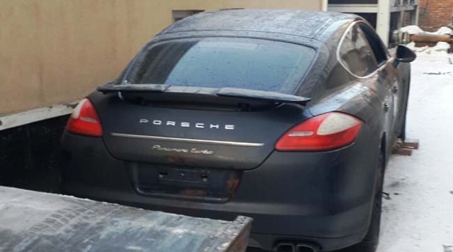 У столиці правоохоронці затримали чотирьох громадян, які викрали Porsche