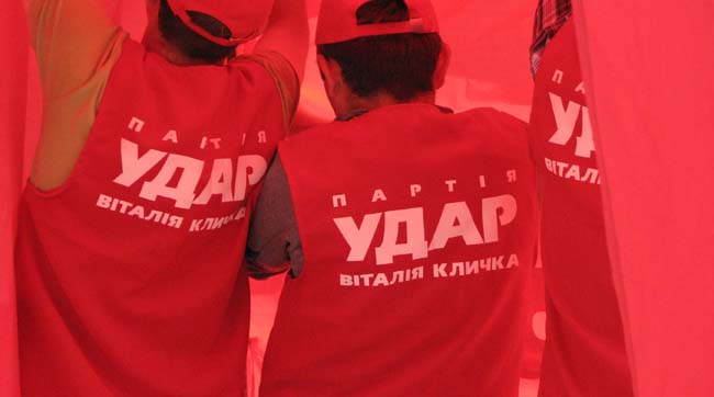 На Луганщині співробітники ДАІ на 4 години затримали автомобіль з представниками «УДАРу»
