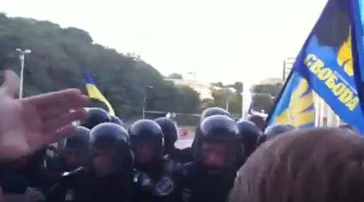 Под Украинским домом «Беркут» разгоняет митинг, утром ожидают спецподразделение «Барс» 
