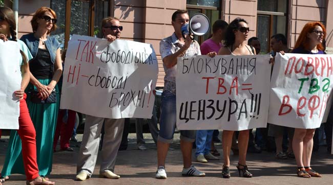 Буковинські журналісти спробували штурмувати облдержадміністрацію