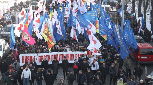 Учасники маршу-протесту проти політичних репресій, що відбувся у Києві, вимагали звільнення Юлії Тимошенко і Юрія Луценка