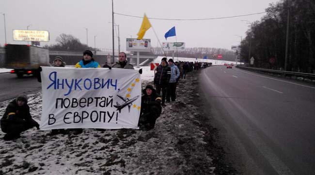 януковича чекають на Бориспільській трасі з плакатами: «янукович, повертай у Європу!»