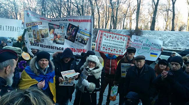 ​Журналісти видань Мінкультури вийшли з акцією протесту під Кабмін