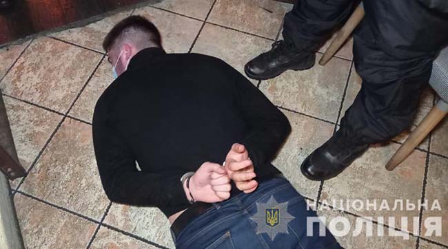 ​У Вінниці поліція затримала компанію чоловіків, які в нічному ресторані влаштували стрілянину