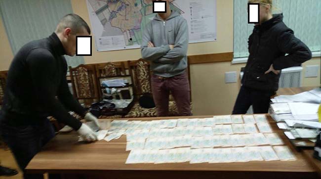 ​На Чернігівщині затримано місцевого чиновника за вимагання 68 тисяч гривень хабара