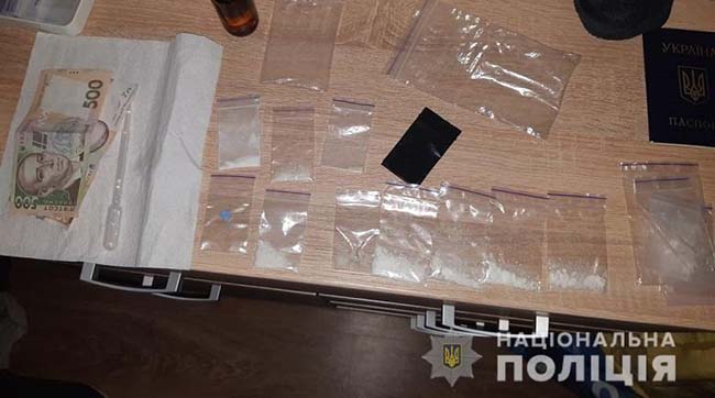 ​У столиці затримали наркозбувача, який у популярному месенджері Telegram організував «наркокрамницю»