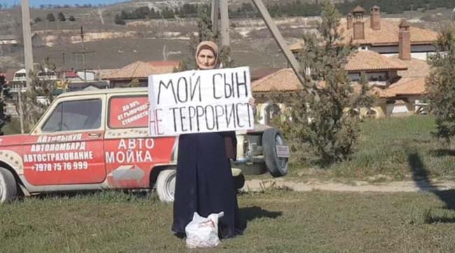 ​70-летняя мама арестованного крымского татарина вышла на одиночный пикет: «Мой сын не террорист!»