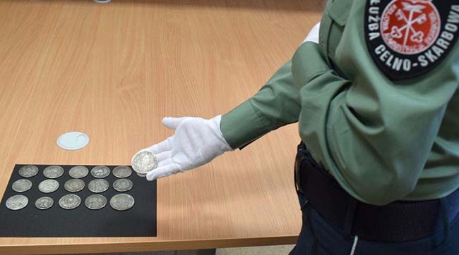 ​На польському кордоні затримали водія буса з України, в гаманці якого виявили контрабанду монет царської росії