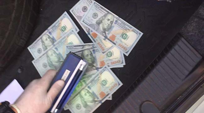 ​На Одещині правоохоронці викрили службовця управління Укртрансбезпеки на хабарі у 1,5 тис доларів США
