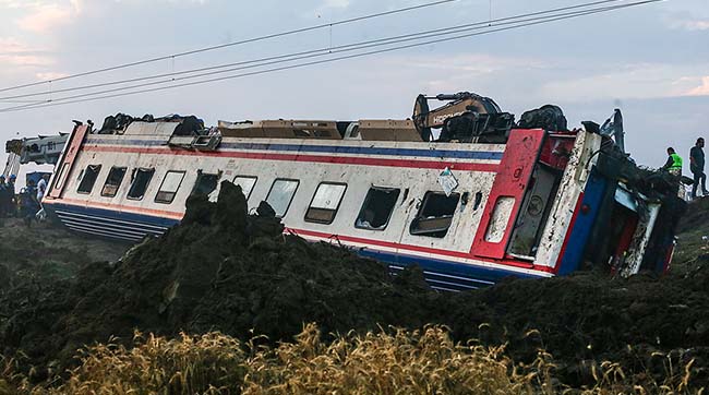 ​У Туреччині пасажирський потяг зійшов з рейок: 24 загиблих