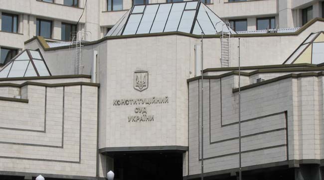 У питанні про київські вибори Конституційний суд ще і не валявся