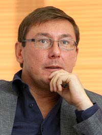Юрій Луценко оголосив голодування за незаконне утримання під вартою