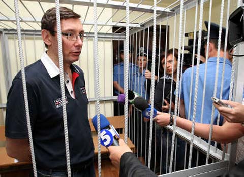 На суд Луценко судді і прокурор не з'явилися