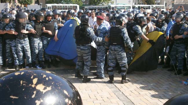 Суд переніс засідання у справі активістів, що розбили намети на Софійській площі 18 травня