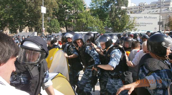 Суд визнав винними активістів, що встановлювали намети на Софійській площі в день акції «Вставай, Україно!»