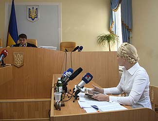 Тимошенко знову сам на сам з судом – без захисників і права на захист