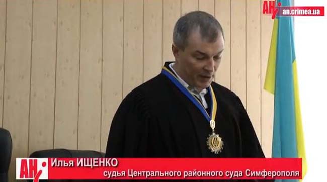 Перший віце-прем`єр уряду Криму виграв суд у журналістки і отримав від її колег подарунки на день народження