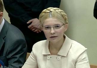 Екс-прем'єр Юлія Тимошенко почала свідчити у суді - сидячи