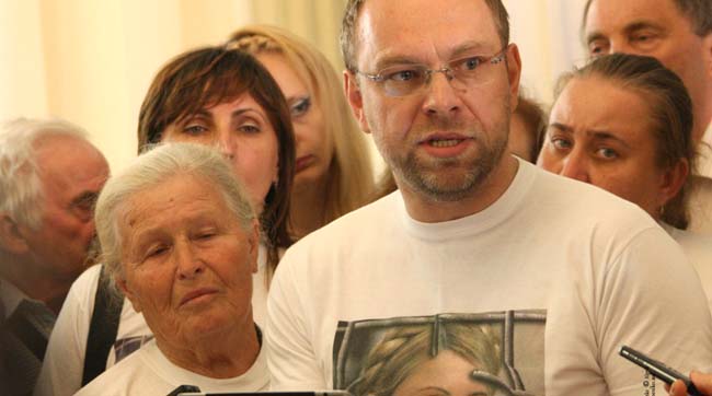Будь-яке рішення суду, окрім скасування вироку Тимошенко, буде незаконним, - Власенко