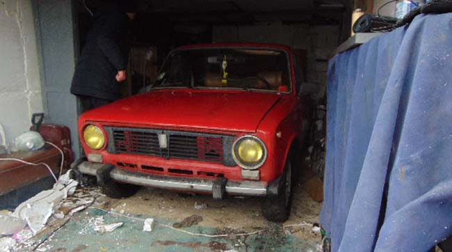​У Києві затримали чотирьох молодиків, які намагалися сховати у гаражі чужу автівку