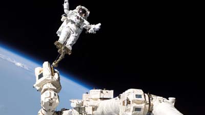 Астронавты МКС в открытом космосе ищут пробоину в корпусе