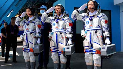 Китайский космический корабль «Шэньчжоу-9» с тремя космонавтами на борту вышел на орбиту 