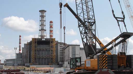 На Чорнобильській АЕС почали зводити новий саркофаг над зруйнованим четвертим енергоблоком