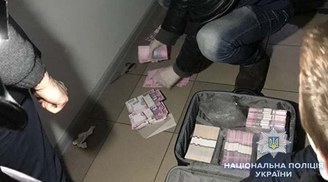 ​На Київщині поліція затримала групу посадовців з мільйонним хабарем у валізі
