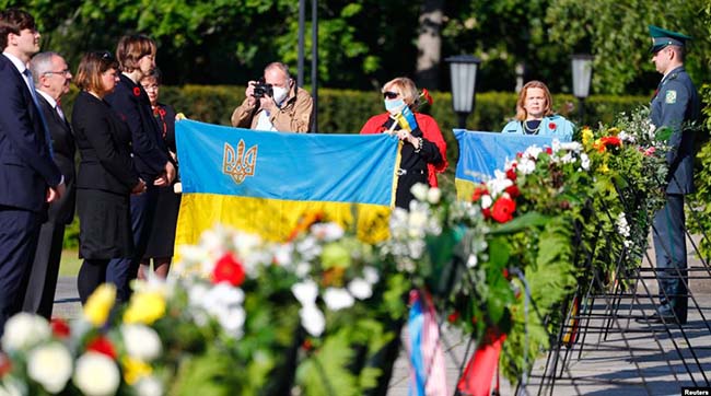 ​У Берліні на 75-річчя капітуляції нацистської Німеччини поклали квіти і здійняли українські прапори