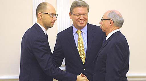 Яценюк підписав пакет рішень щодо лібералізації Євросоюзом візового режиму для України