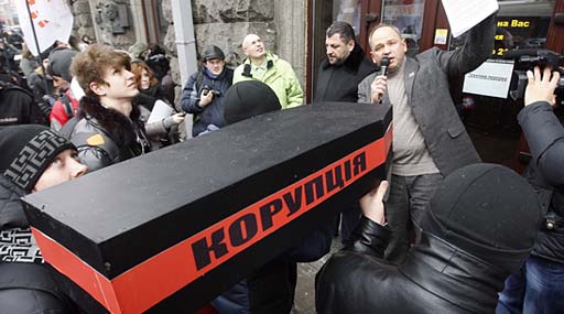 У Києві біля книгарні «Сяйво» пройшло «поховання» чиновників КМДА