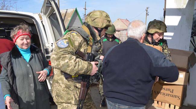 Військові допомагають жителям містечка Красногорівка на Донеччині